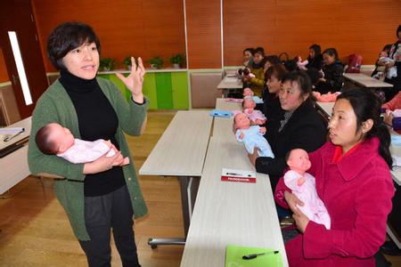 港媒:内地开放二孩月嫂薪资过万 大学生争相入行